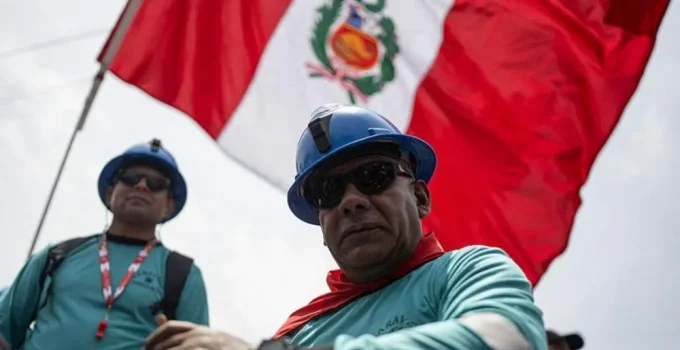 Crise Política no Peru Leva Economia a um 'Modo Zumbi', Ignorando Potencial de Crescimento