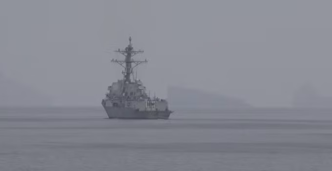 Irã Contesta Afirmações dos EUA sobre Trânsito no Estreito de Ormuz em Meio a Tensões Militares