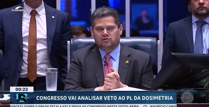 Flávio Bolsonaro promete levar pai e 'perseguidos' à rampa do Planalto em 2027