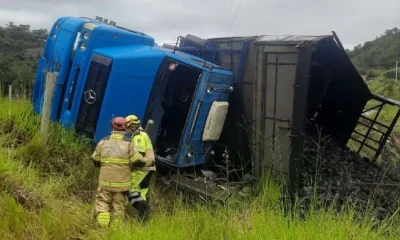 Tragédia em MG: Carreta de carvão tomba e esmaga caminhonete na BR-494, motorista morre