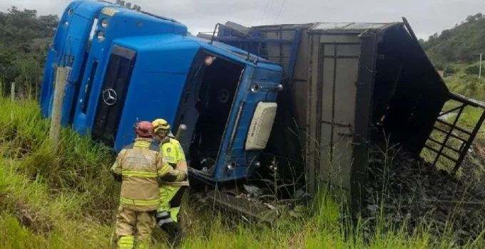 Tragédia em MG: Carreta de carvão tomba e esmaga caminhonete na BR-494, motorista morre