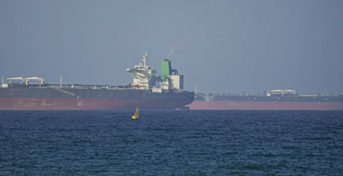 China pede contenção e cessar-fogo imediato após Trump ameaçar bloquear o Estreito de Ormuz