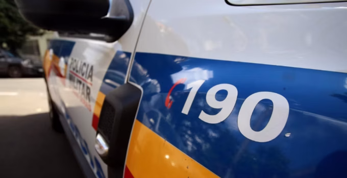 Motorista embriagado capota carro, arranca árvores e é preso em Coronel Fabriciano, no Vale do Aço