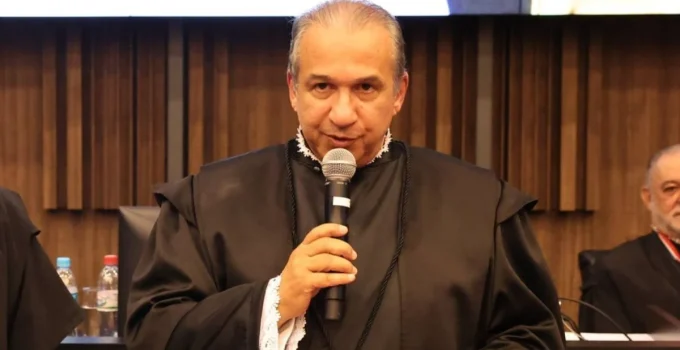 Desembargador de MG afastado por abusos sexuais e que absolveu estuprador de menina recebe R$ 120 mil líquidos