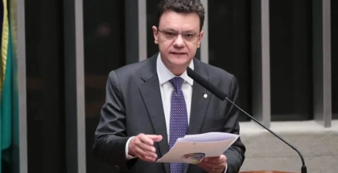 PT vence disputa com PL e elege Odair Cunha para o TCU em derrota para Flávio Bolsonaro