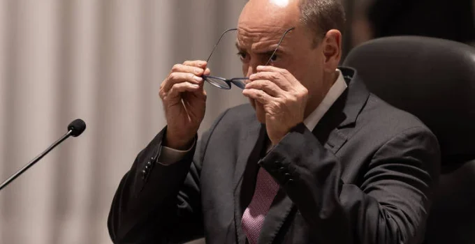 Governador interino do RJ determina auditoria e trava novos contratos em meio a crise política