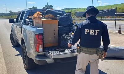 Caminhonete oficial de Buritizeiro (MG) é flagrada com mercadorias ilegais na Fernão Dias; quatro são detidos