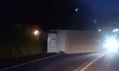 Caminhão tomba e causa interdição parcial na BR-262, em trecho da Região Central de Minas Gerais