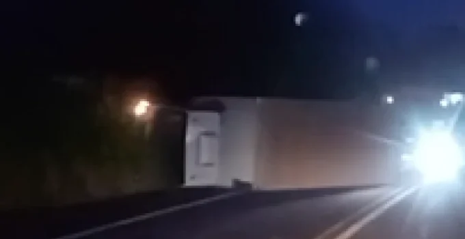 Caminhão tomba e causa interdição parcial na BR-262, em trecho da Região Central de Minas Gerais