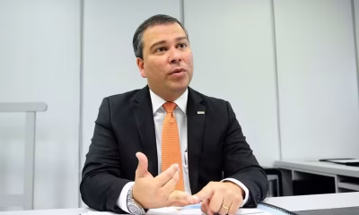 Mensagens revelam suposta negociação de propina entre ex-presidente do BRB e banqueiro