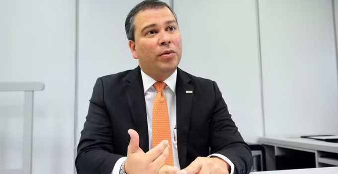 Mensagens revelam suposta negociação de propina entre ex-presidente do BRB e banqueiro