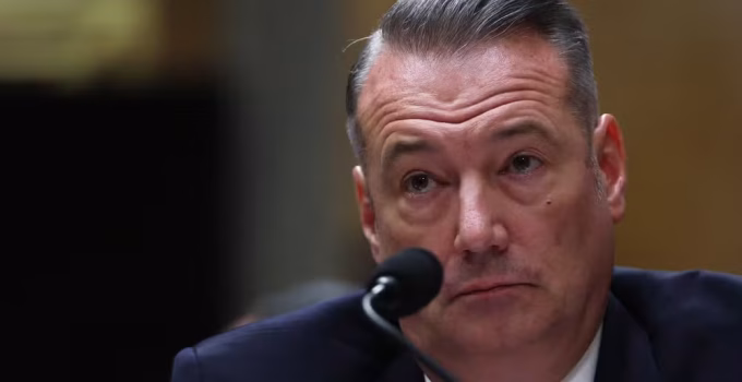 Diretor Interino do ICE Anuncia Renúncia em Meio a Pressões e Mudanças na Segurança Interna dos EUA