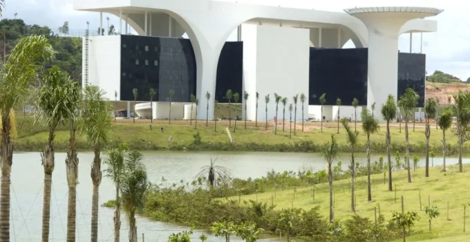 Secretário da Fazenda de Minas demite e depois recua sobre Corregedor-Geral e equipe em ato inédito