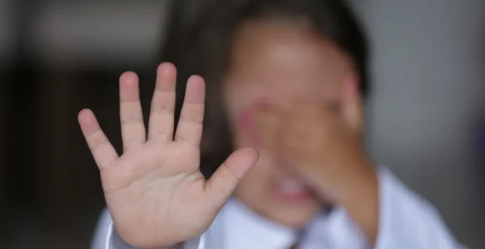 Pai é preso em Minas Gerais por estuprar filha de 5 anos; menina apresentava 'dificuldades para andar'