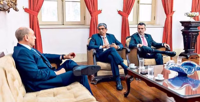 Governador em exercício do RJ exonera mais de 500 comissionados em revisão administrativa