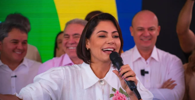 Michelle Bolsonaro marca território no PL e enquadra senador com recado direto