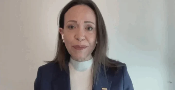 María Corina Machado em Madri: Liderança opositora venezuelana fala em "retorno para casa" e crítica a Petro