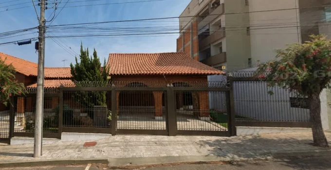 Muro de 13 metros em Passos (MG) gera polêmica e debate sobre direito à privacidade entre vizinhos