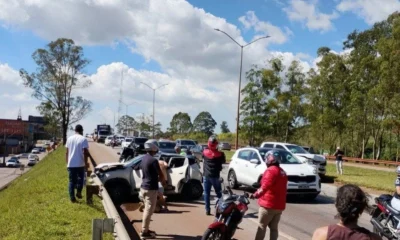 Engavetamento com cinco carros na BR-040 deixa três feridos e causa lentidão na Grande BH