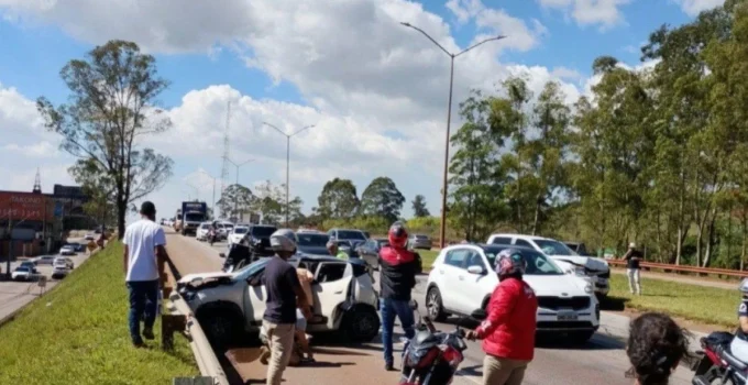 Engavetamento com cinco carros na BR-040 deixa três feridos e causa lentidão na Grande BH