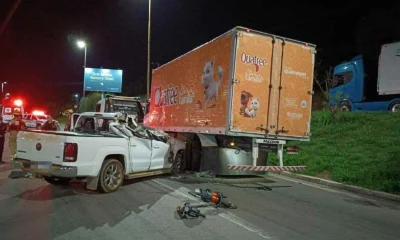 Mulher morre em batida trágica entre caminhonete e caminhão parado em Pará de Minas