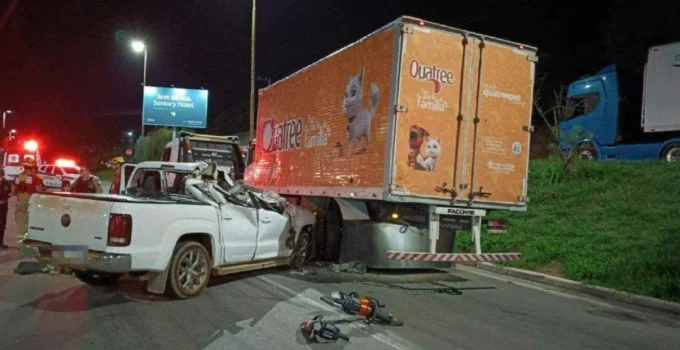 Mulher morre em batida trágica entre caminhonete e caminhão parado em Pará de Minas