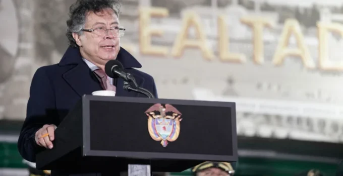 Petro anuncia processo contra presidente do Equador por calúnia após acusações de ligações com facções