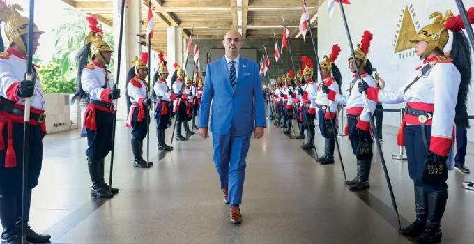 Governador de Minas Gerais explica parentesco e motivo da presença no velório do pai de Ana Paula Renault