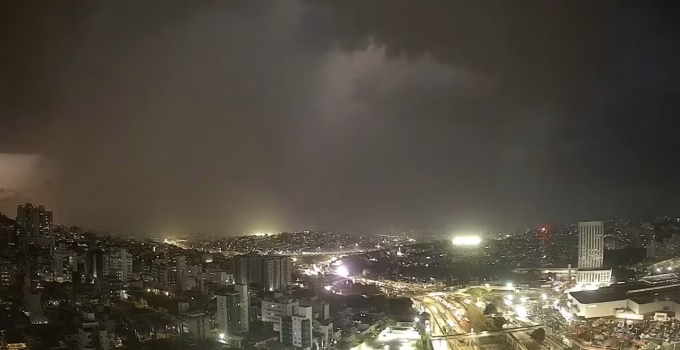 Belo Horizonte: Calor de quase 30ºC dá lugar a chuva torrencial e alerta da Defesa Civil