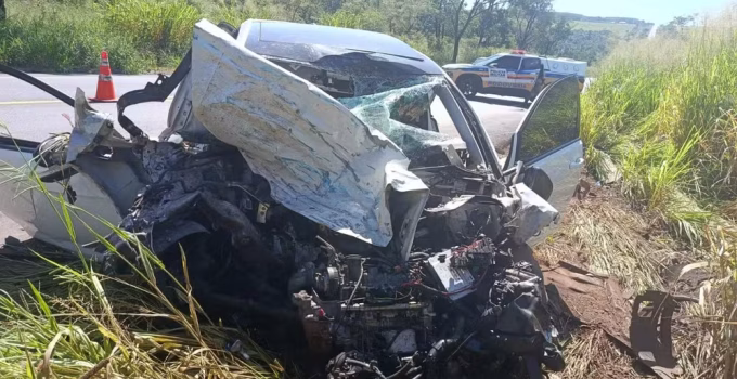 Tragédia na MGC-497: Caminhão com falha nos freios causa colisão frontal com carro e deixa duas mortes em Uberlândia