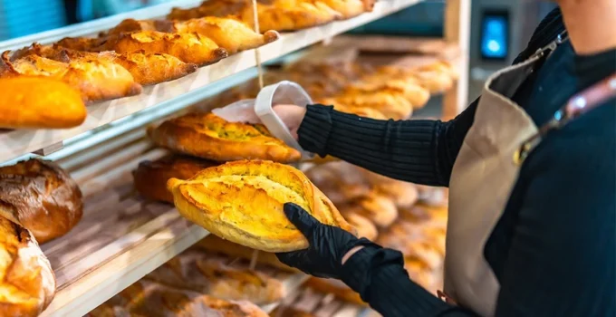 Padaria em BH é condenada a pagar R$ 8,3 mil para cliente agredida após discussão por talher sujo