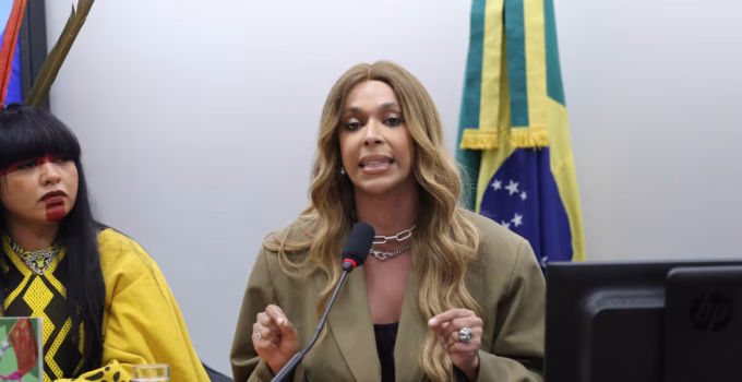 Deputada critica donos de shoppings por resistirem ao fim da escala 6x1: "Preferem a falência à dignidade"