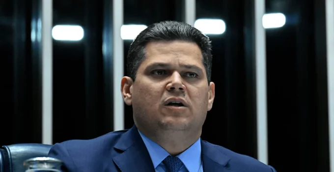 Alcolumbre adia sabatina de indicado ao STF e critica 'grave omissão' do Executivo