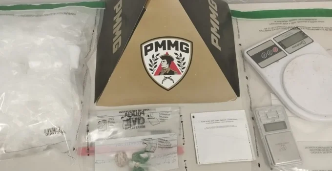 Mãe é presa com crack escondido no sutiã em Governador Valadares; filho de 9 anos se emociona