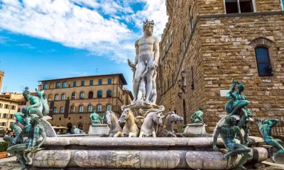 Turista é multada em quase R$ 30 mil após escalar estátua histórica em Florença para desafio pré-nupcial