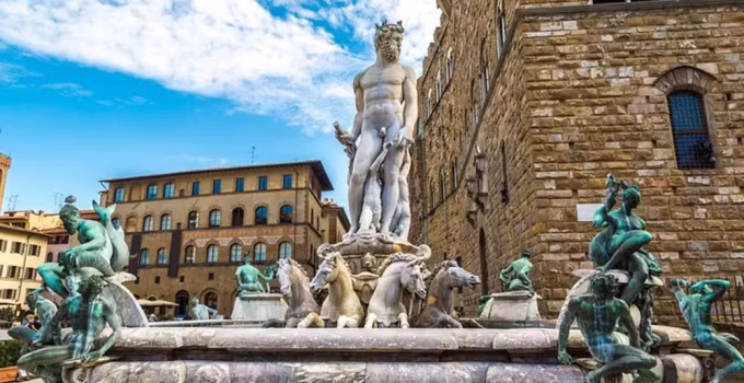 Turista é multada em quase R$ 30 mil após escalar estátua histórica em Florença para desafio pré-nupcial