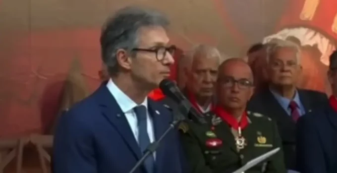 Compositores Marcio e Yé Borges deixam cerimônia em MG durante discurso de Zema