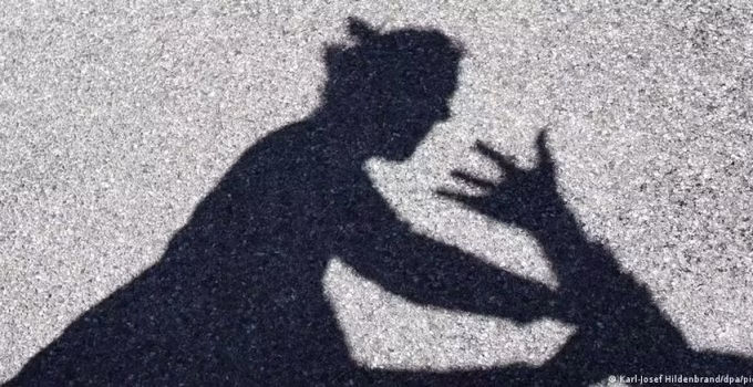 Chefe de polícia alemão causa polêmica ao aconselhar mulheres a "evitarem homens" em meio a aumento de crimes violentos