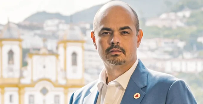 Mateus Simões mira PT como 'inimigo' e articula palanque triplo em Minas para 2026