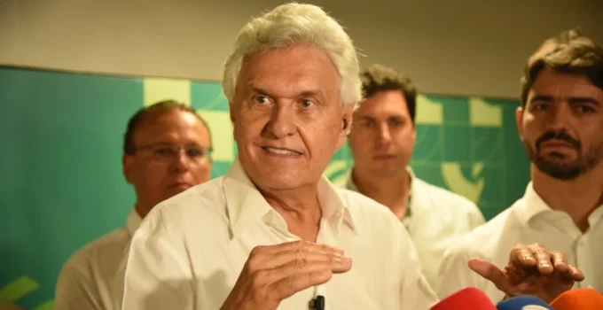 Caiado em BH minimiza ausência de Simões e se posiciona como alternativa à polarização