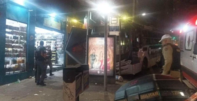Ônibus desgovernado atinge ponto e deixa quatro feridos em Belo Horizonte