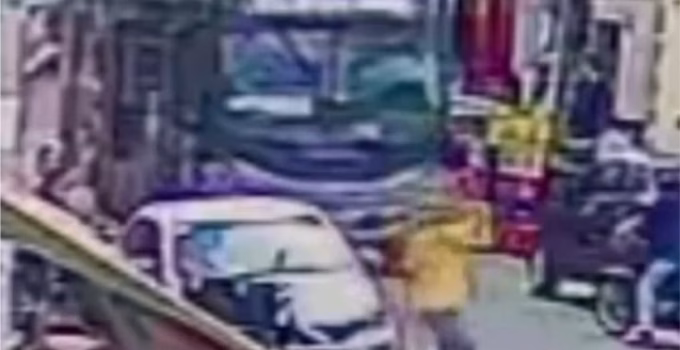 Motorista de ônibus arrasta motociclistas e foge em bairro de BH; imagens chocam