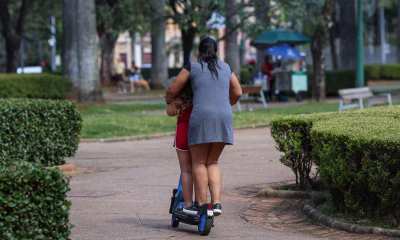 Patinetes elétricos em BH: Crianças em risco e desinformação marcam uso irregular em praças da capital