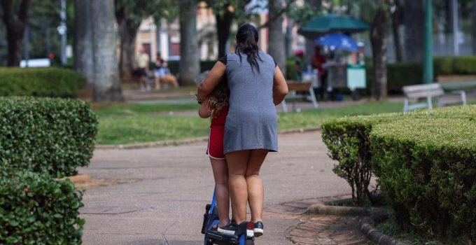 Patinetes elétricos em BH: Crianças em risco e desinformação marcam uso irregular em praças da capital