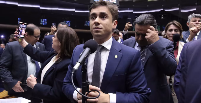Nikolas Ferreira ataca filho de Bolsonaro e o compara a "toupeira cega"
