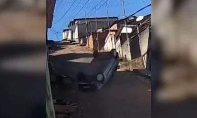 Motorista de 52 anos capota carro e cai em barranco após falha nos freios em ladeira de Maria da Fé, Sul de Minas