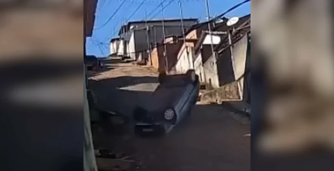 Motorista de 52 anos capota carro e cai em barranco após falha nos freios em ladeira de Maria da Fé, Sul de Minas