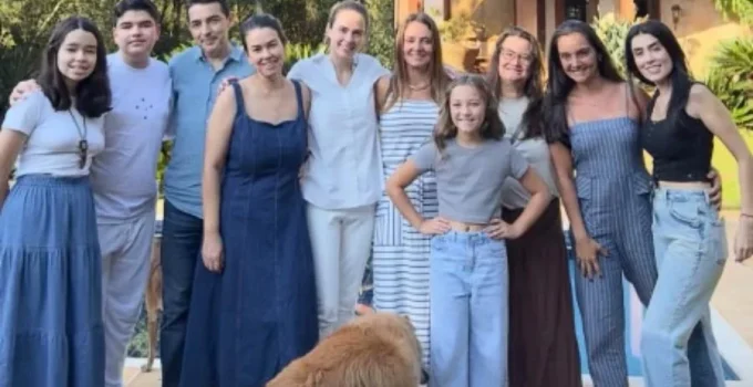 Ana Paula Renault celebra reencontro familiar em Belo Horizonte após missa de sétimo dia do pai
