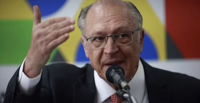 Alckmin vê fim da escala 6x1 como tendência mundial e defende debate no Congresso