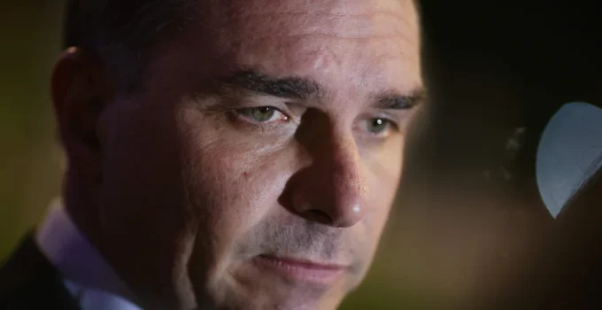 Flávio Bolsonaro rebate vídeo do PT que o liga ao Caso Master e acusa governo Lula